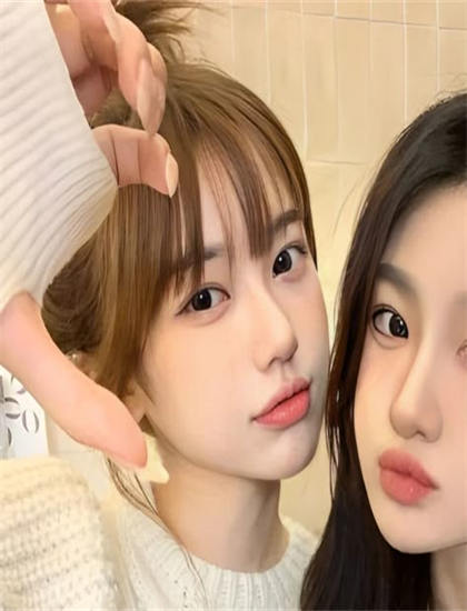 《那女孩是谁》叙事手法解析：时间线安排与视角切换技巧探讨